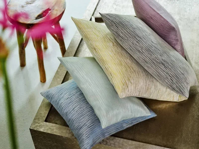 Ein Haufen Kissen sind übereinander gestapelt