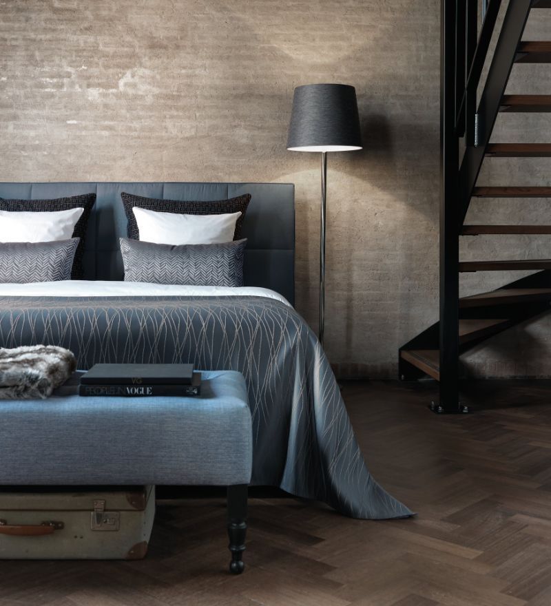 Ein Schlafzimmer mit großem Bett und Treppe