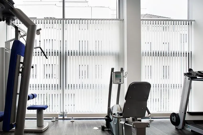 Ein Fitnessstudio mit Laufband, Heimtrainer und anderen Trainingsgeräten