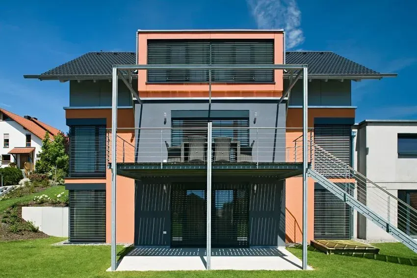 Die Rückseite eines Hauses mit Balkon und Treppe