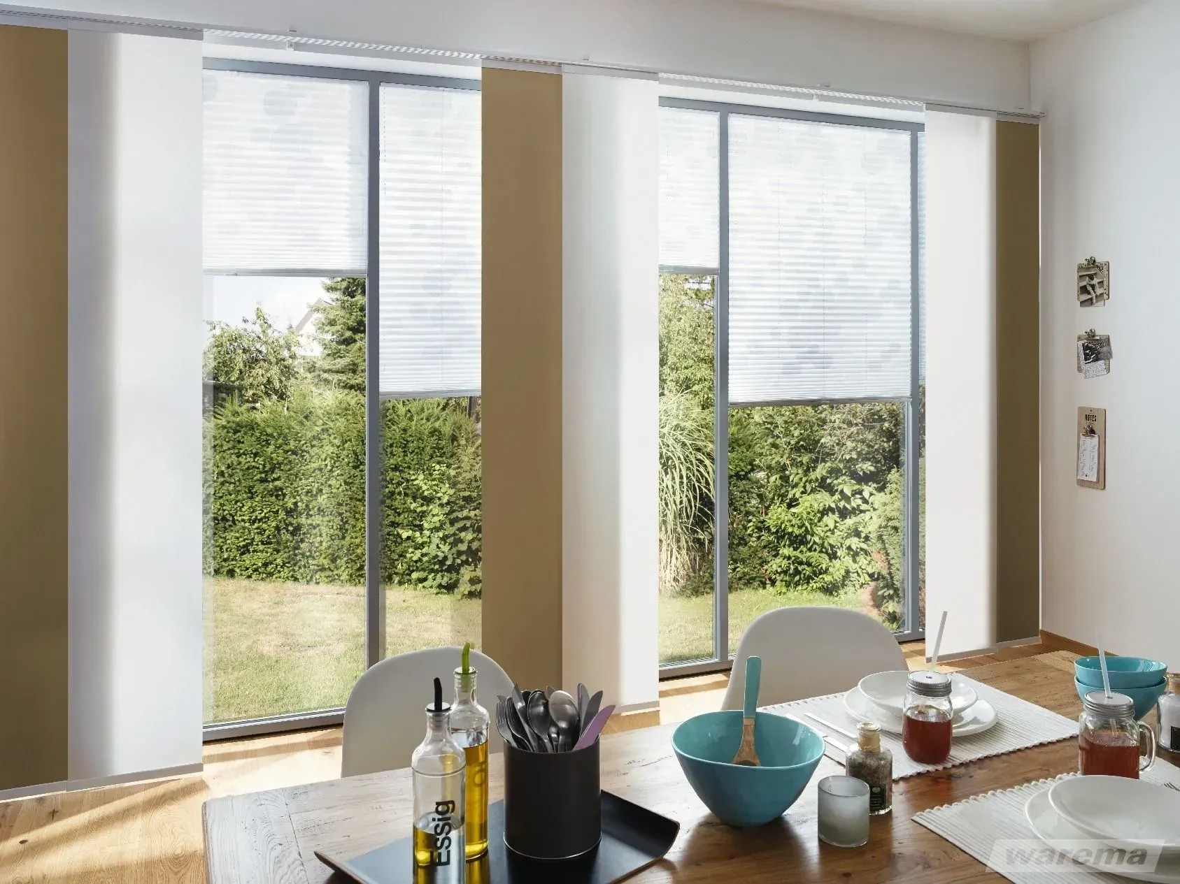 Ein Esszimmer mit Tisch und Stühlen und Glasschiebetüren