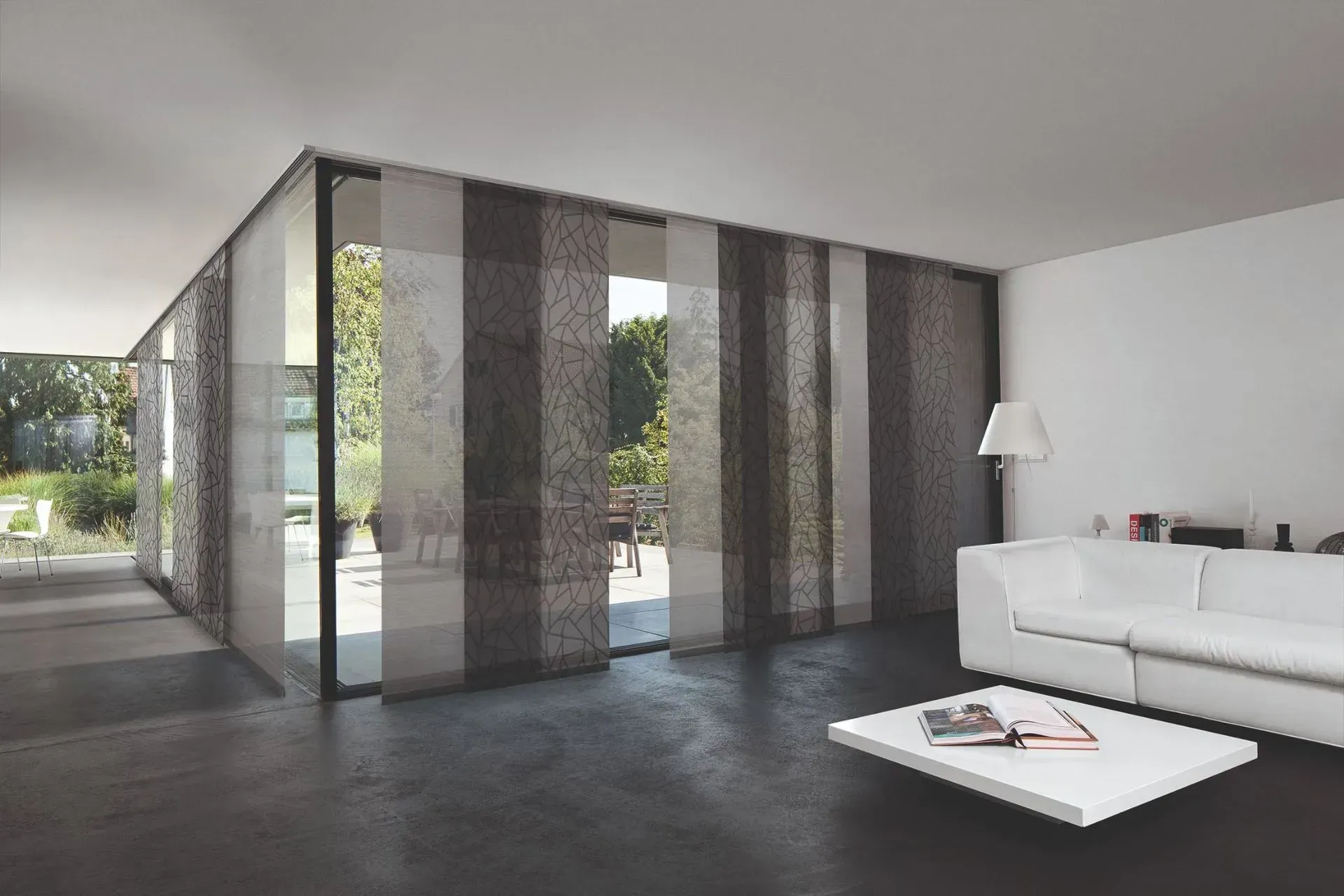 Ein Wohnzimmer mit einer weißen Couch und einem weißen Couchtisch