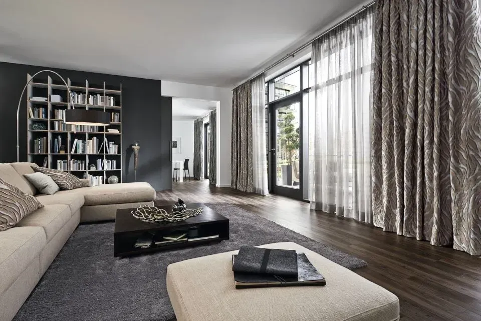 Ein Wohnzimmer mit einer Couch und einem Couchtisch