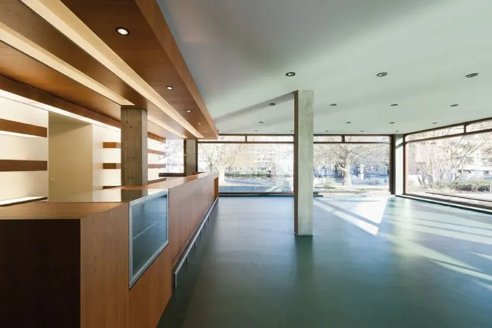 Ein großer leerer Raum mit einer Theke und vielen Fenstern