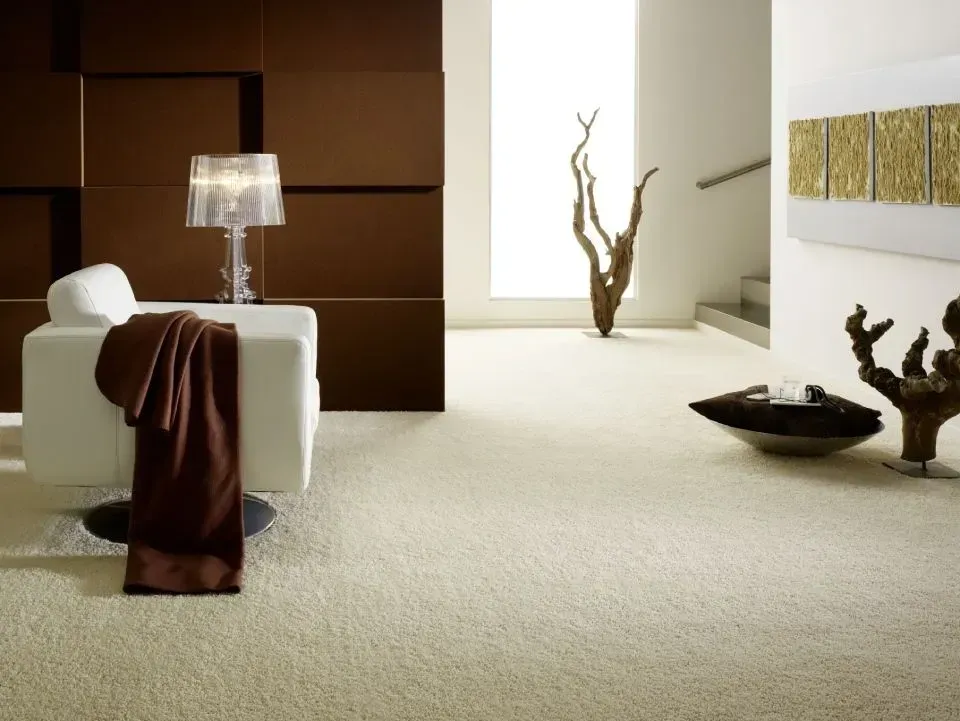 Ein Wohnzimmer mit einem weißen Stuhl und einer Lampe