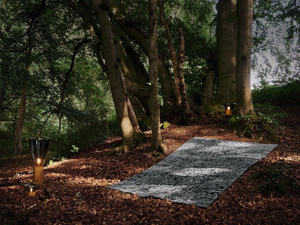 Mitten in einem Wald liegt ein Teppich auf dem Boden