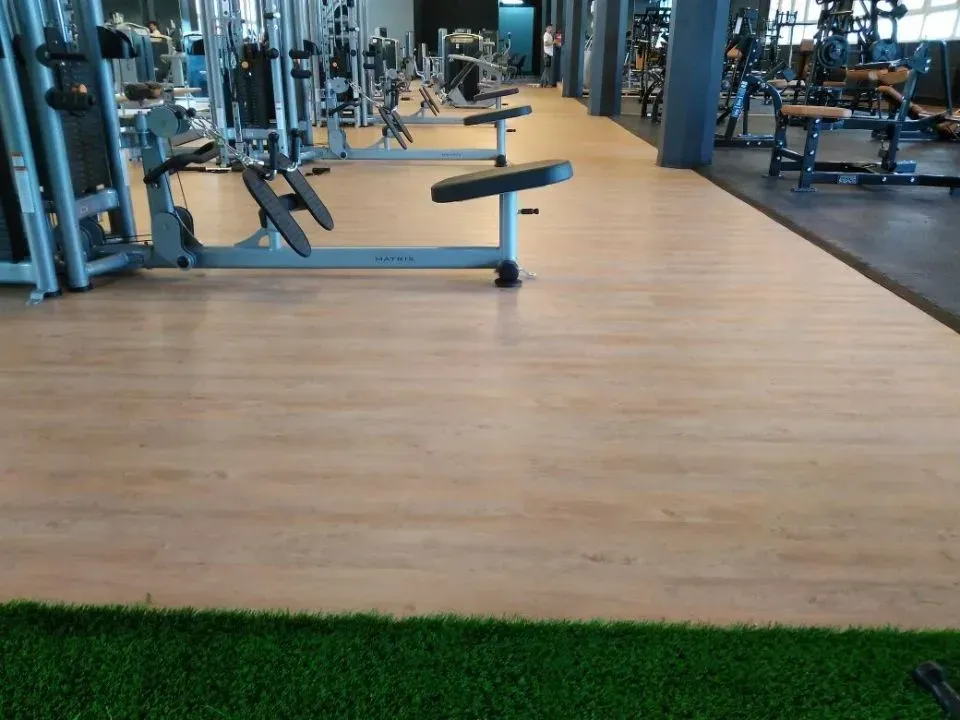 Ein Fitnessstudio mit vielen Trainingsgeräten auf dem Boden