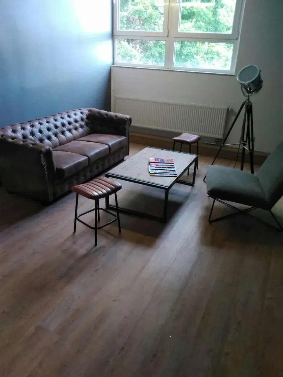 Ein Wohnzimmer mit einer Couch, einem Sessel und einem Couchtisch