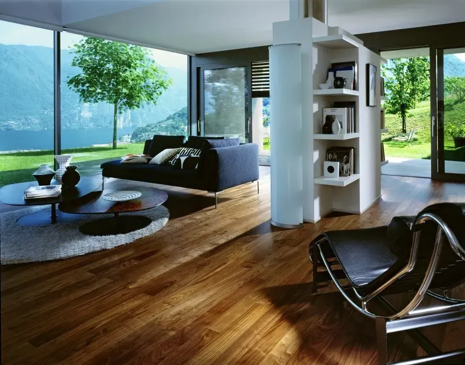 Ein Wohnzimmer mit Parkettboden und einer Couch