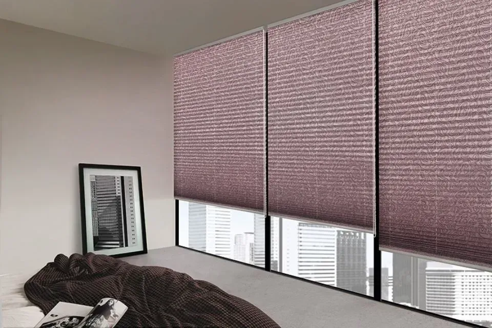 Ein Schlafzimmer mit einem Bett und einem Fenster mit rosa Jalousien