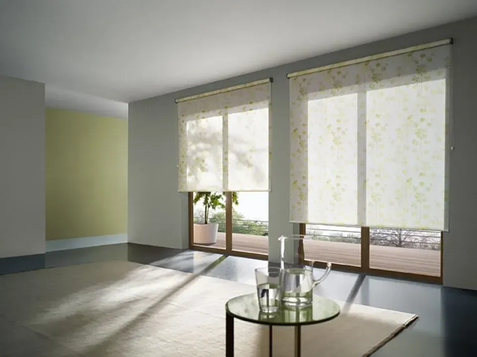 Ein Wohnzimmer mit vielen Fenstern und einem Tisch