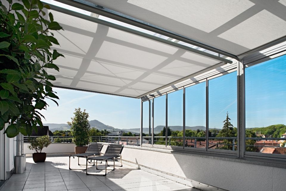 Eine überdachte Terrasse mit Blick auf die Berge