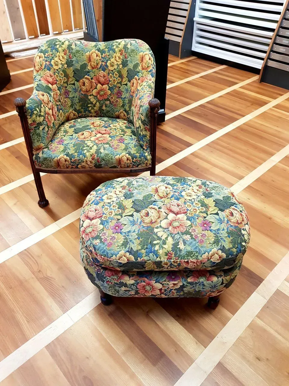 Ein Sessel und ein Ottomane stehen auf einem Holzboden