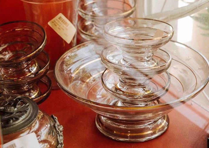 Una pila de vasos transparentes con bordes dorados sobre una mesa.
