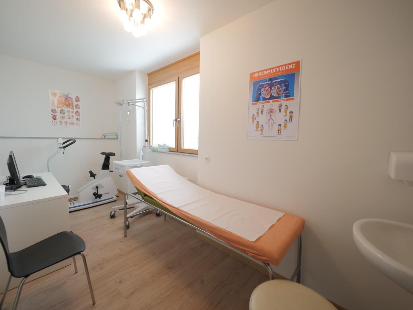 Behandlungszimmer Hausarzt Allgemeinmedizin Dr Weber Herdern Freiburg