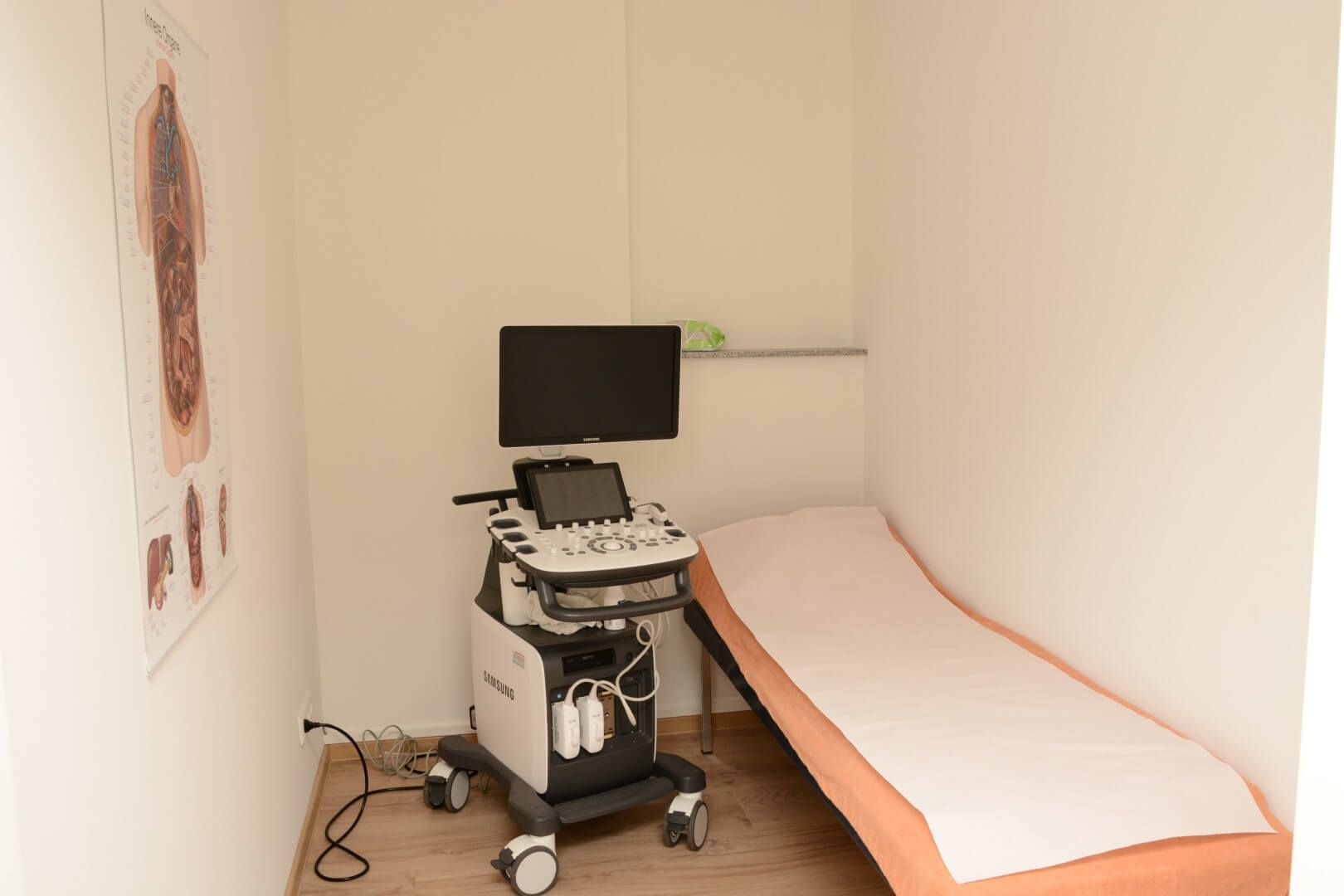Behandlungszimmer Hausarzt Allgemeinmedizin Dr Weber Herdern Freiburg