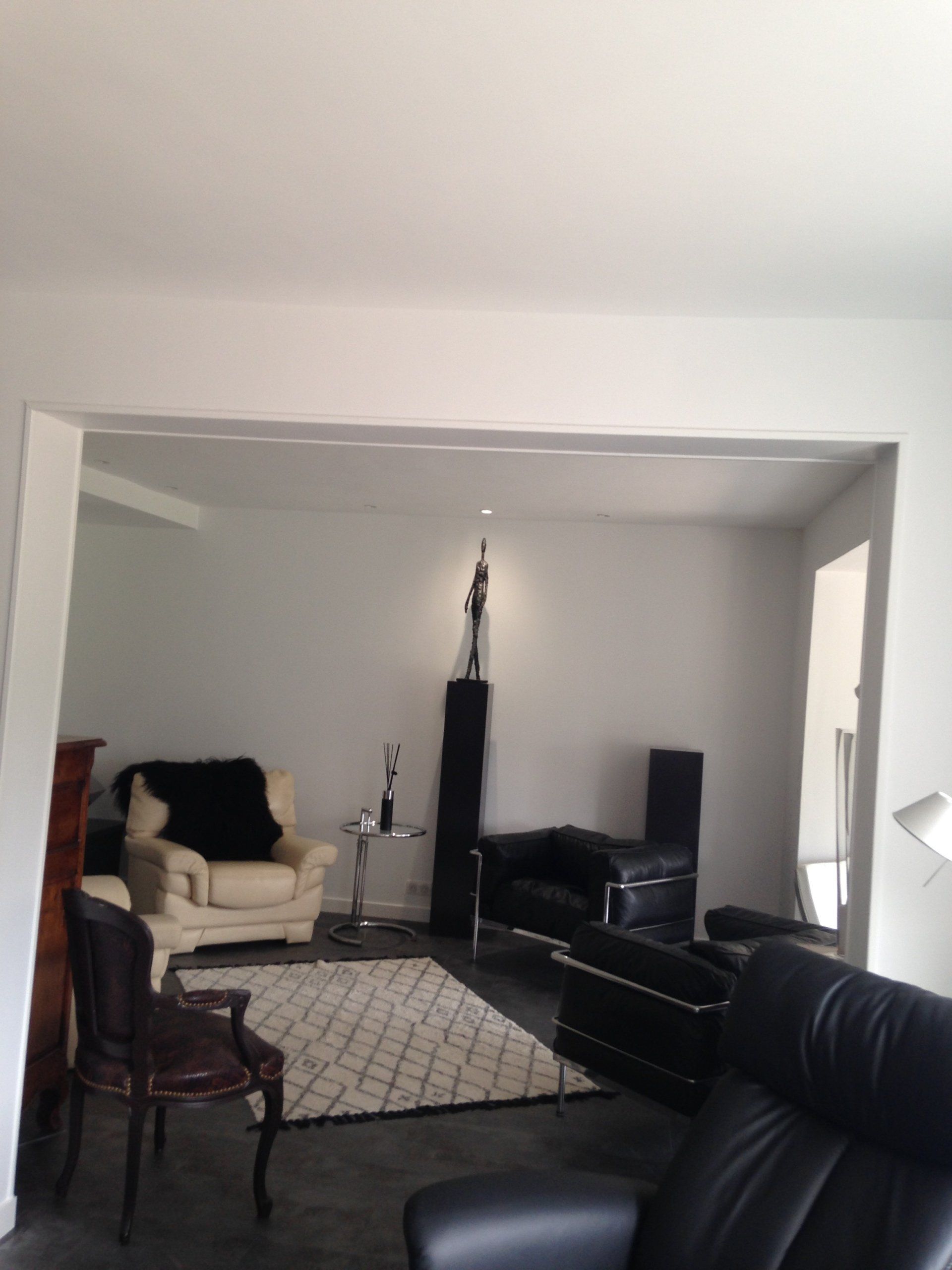 Travaux de peinture dans une pièce à vivre