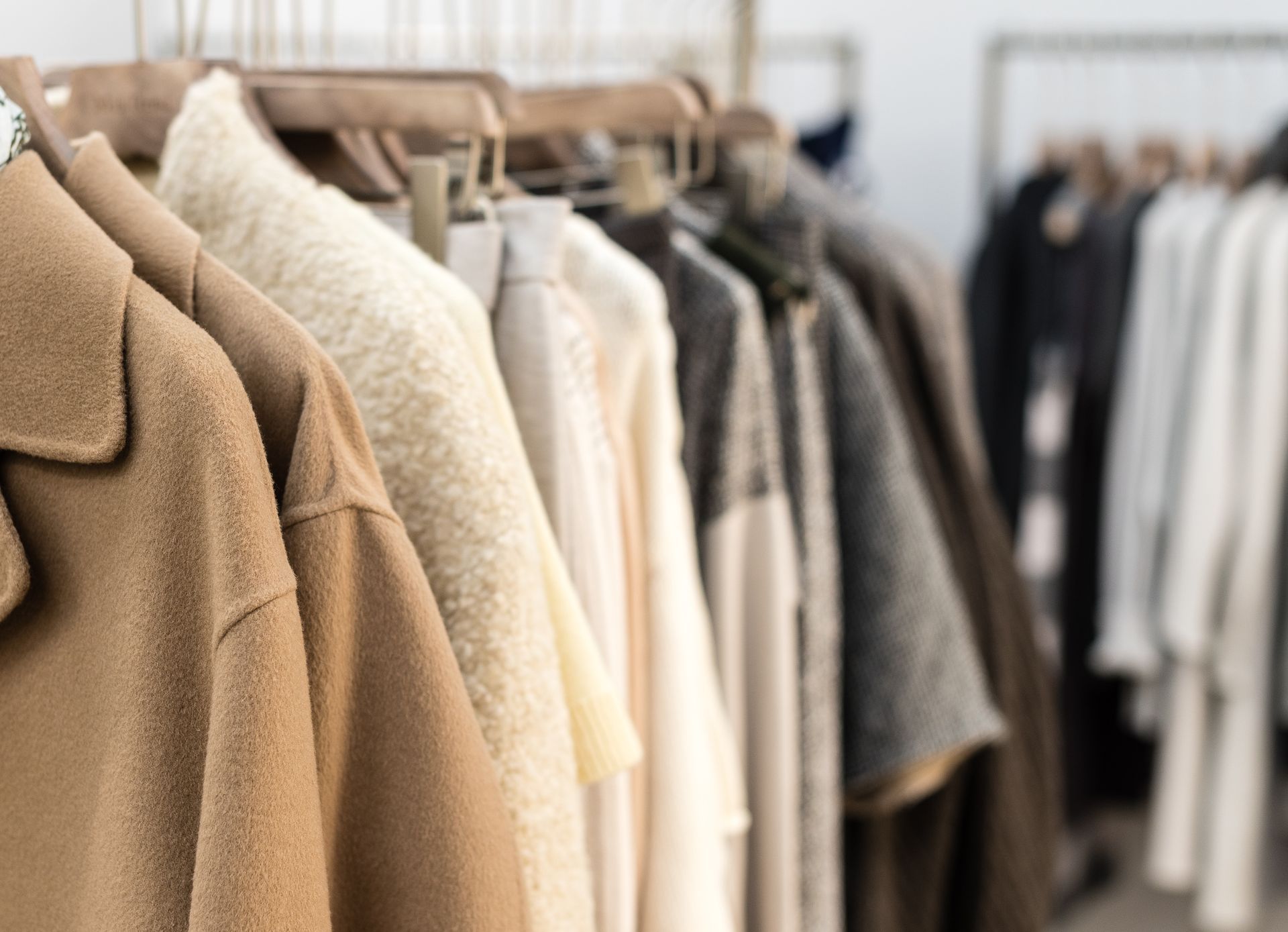 Ein Teller mit Croissants, aus einem davon wurde ein Biss herausgeschnitten, auf einem Holztisch.
