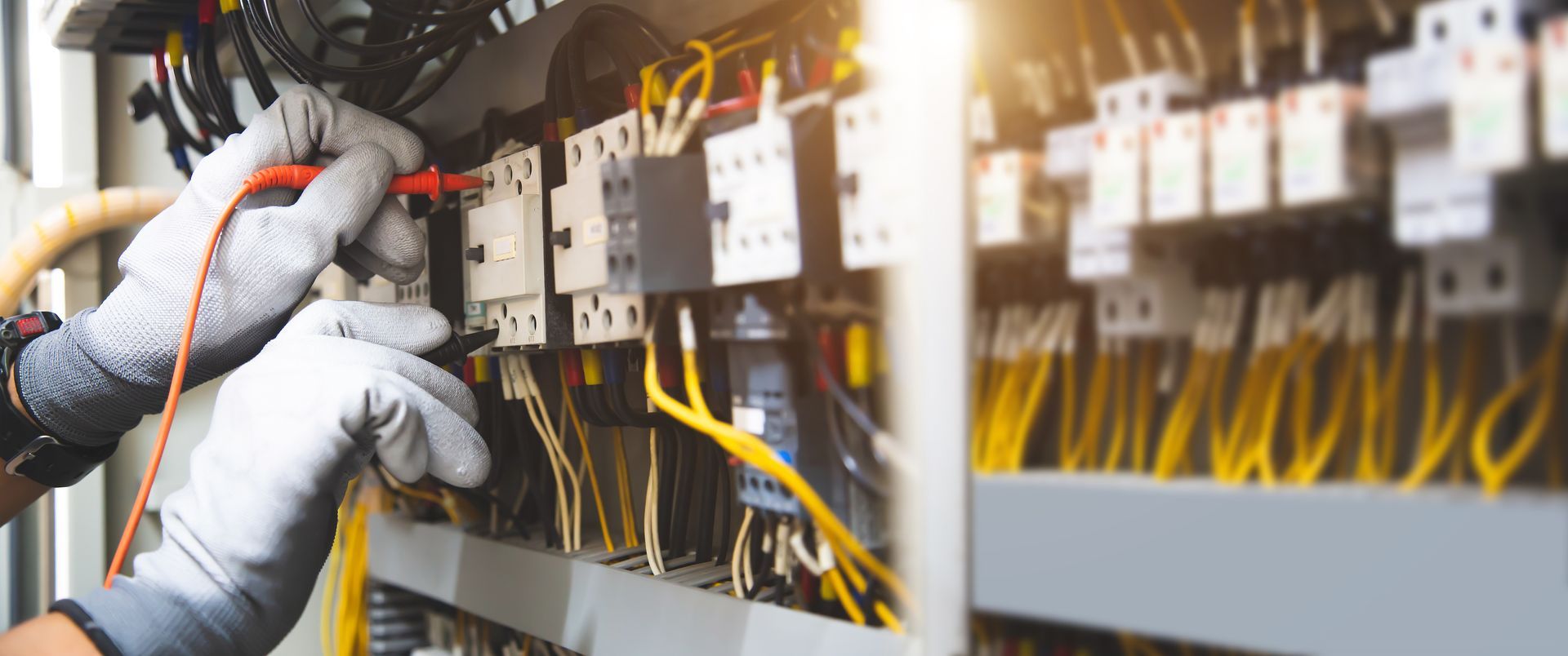 Tableau électrique jaune