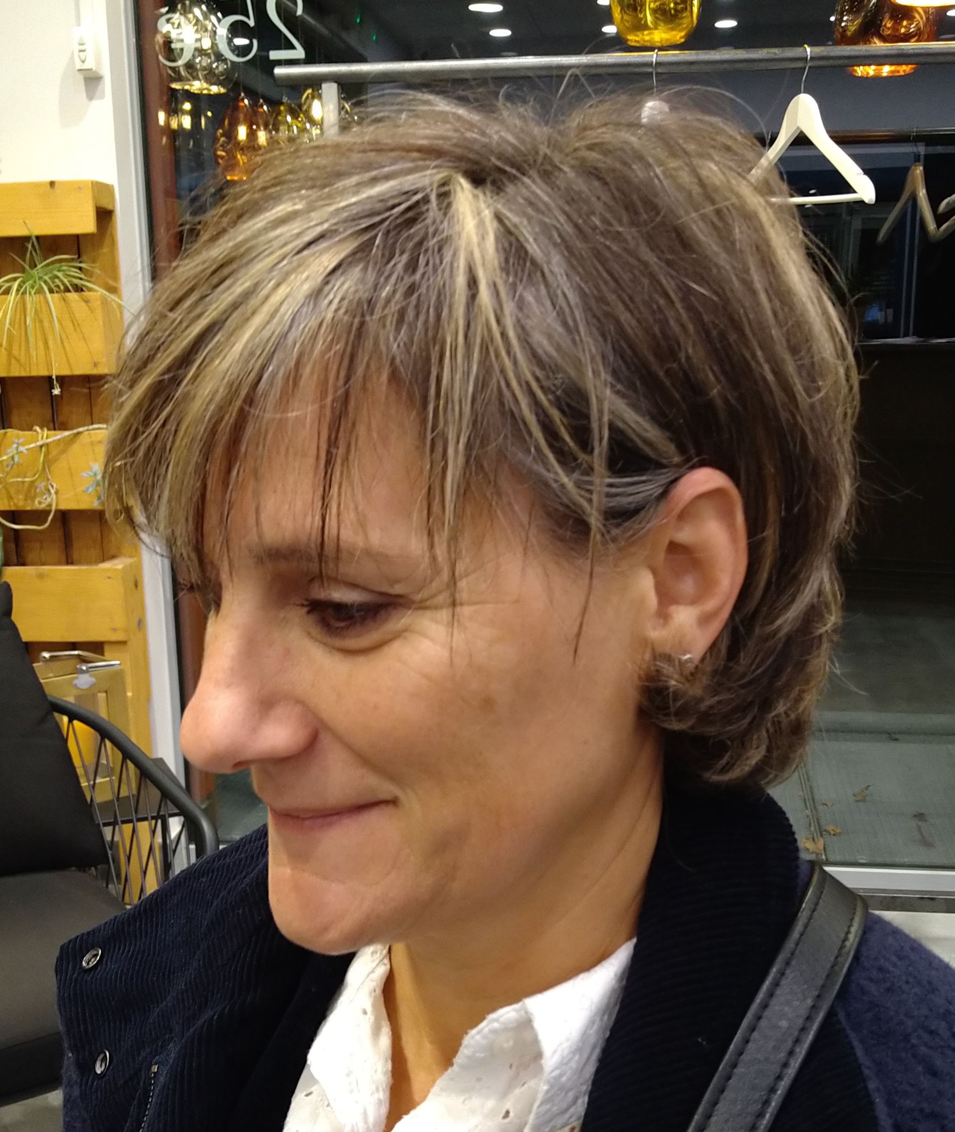 Femme avec uen coupe courte