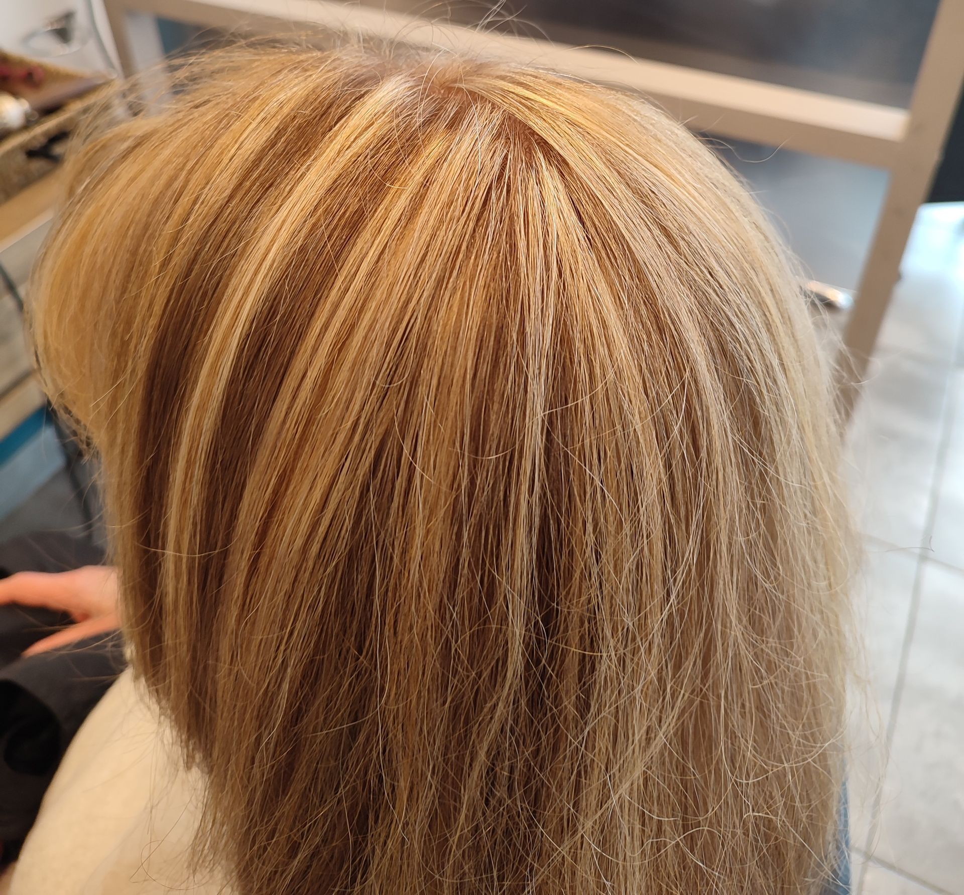Coupe carrée blonde colorée 