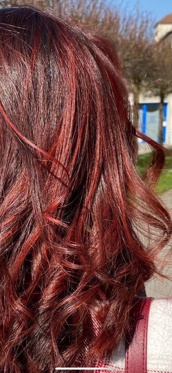 Cheveux longs rouges