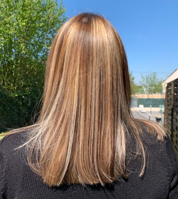 Cheveux blonds lissés
