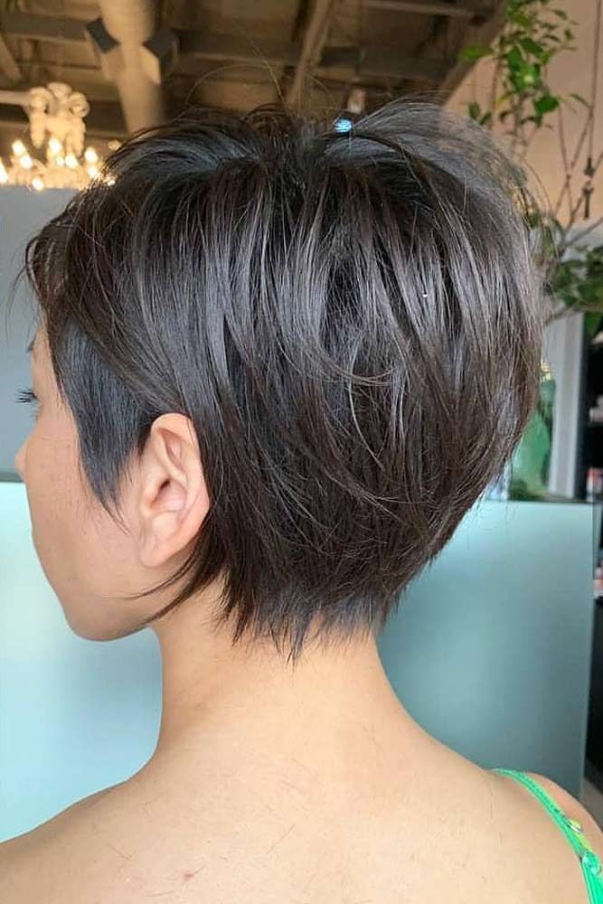 CHeveux noirs courts