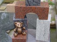 Urnengrabstätte mit Teddybär Steinmetzbetrieb Josef Simon