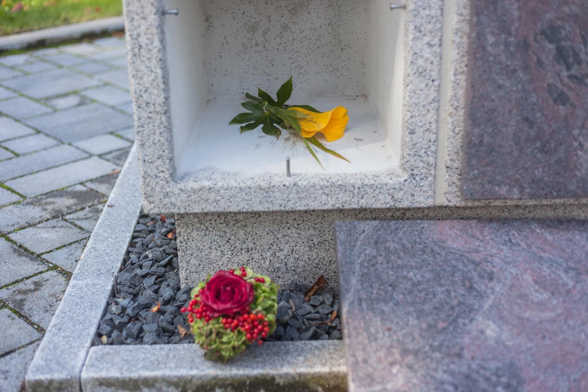 Urnengrabmal Steinmetzbetrieb Josef Simon