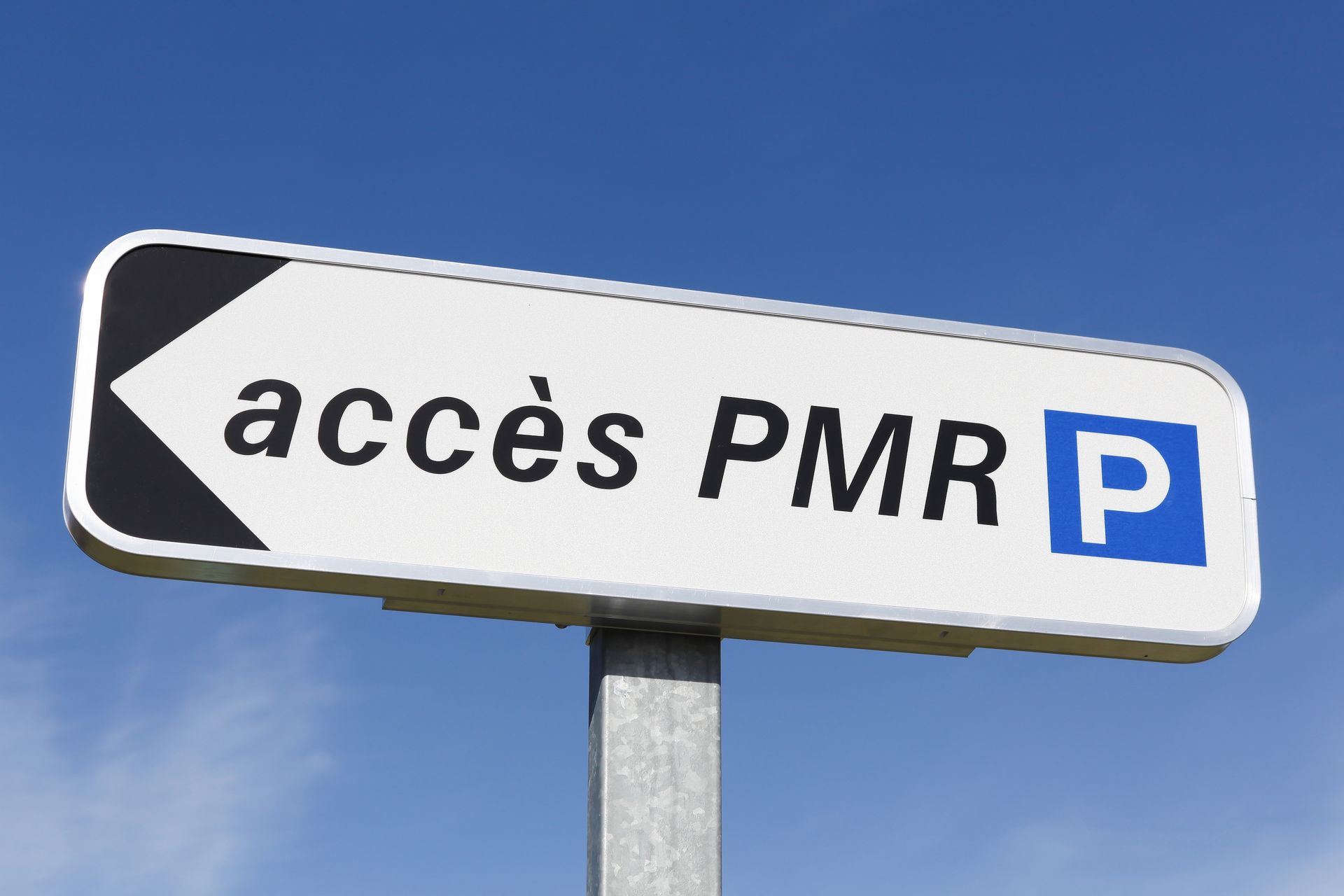 Pancarte d'accés aux PMR