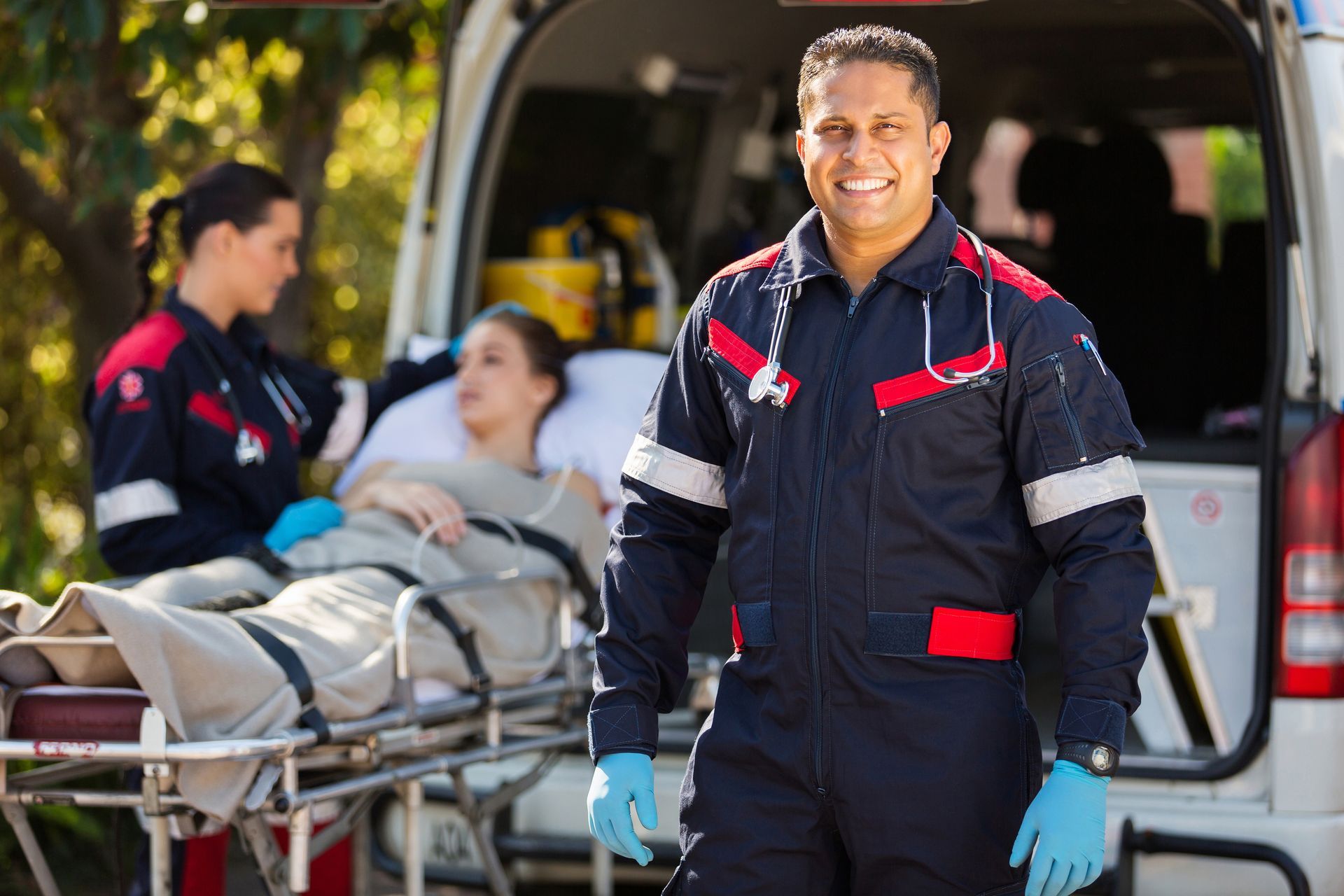 Ambulancier souriant en intervention