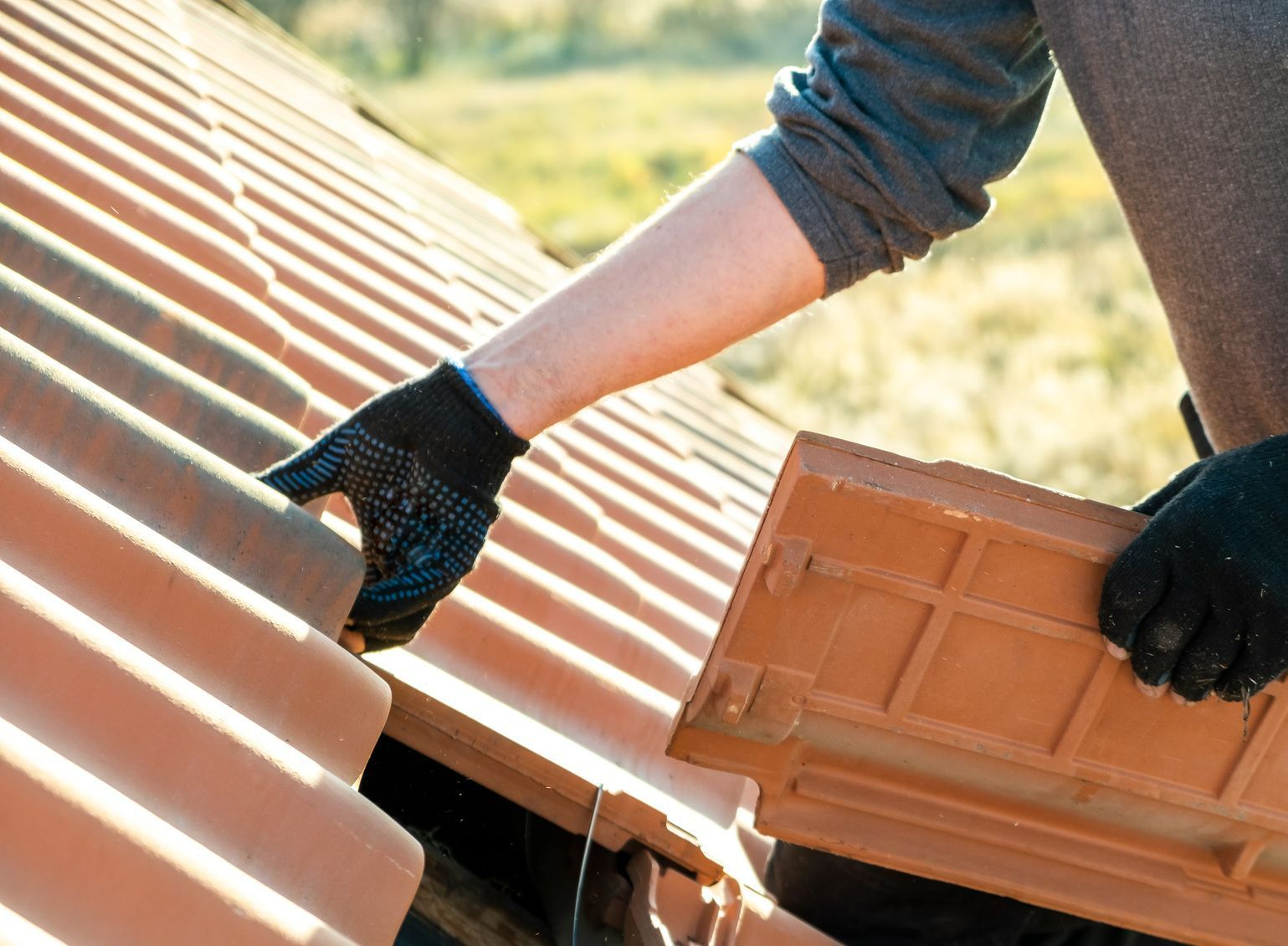 Couvreur posant des tuiles