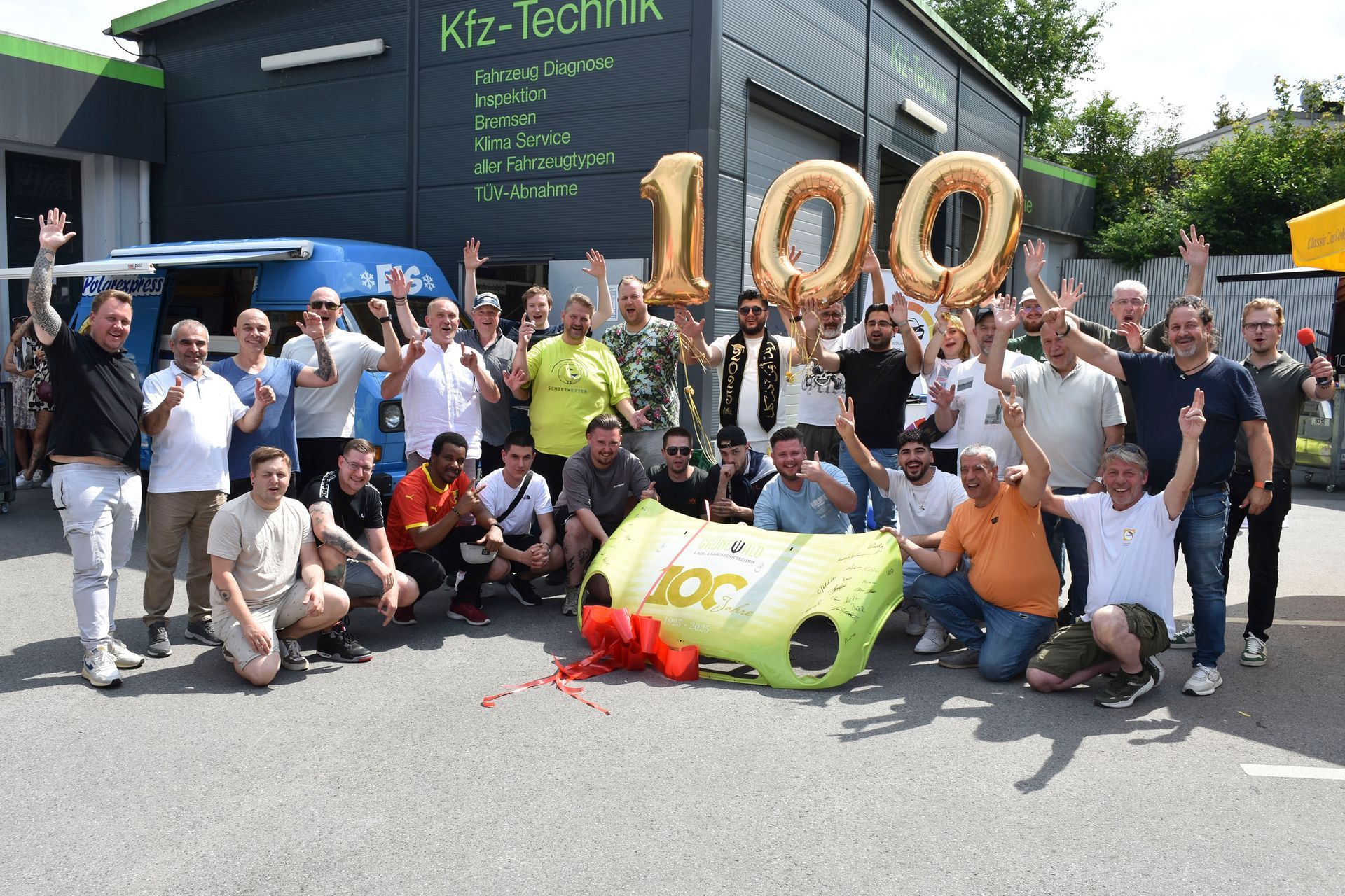 Gruppenfoto der Beschäftigten der Lack- und Karosserietechnik Grünewald Maximilian Achenbach GmbH 