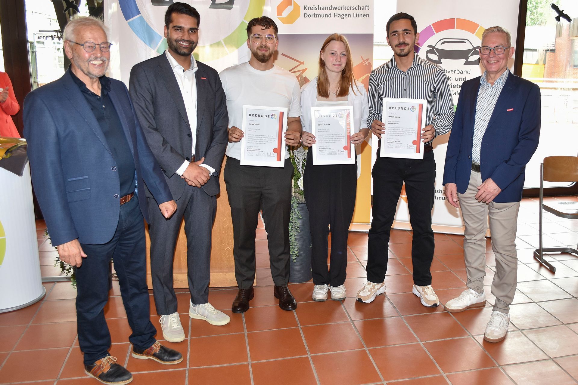 Gratulation für die anwesenden Prüfungsbesten: (v.l.) Vorsitzender des Fachver-bands Lack- und Karosserietechnik Westfalen Heinz-Bernd Raue, Syndikusrechtsanwalt Amir André Khan als Vertreter der Kreishandwerkerschaft Dortmund Hagen Lünen, Prüfungsbeste Cihan Deniz, Denise Böhler und Maher Salha, sowie der stellvertretende Vorsitzende und Lehrlingsbeauftragte des Fachverbands Lack- und Karosserietechnik Westfalen Erich Frenzel.