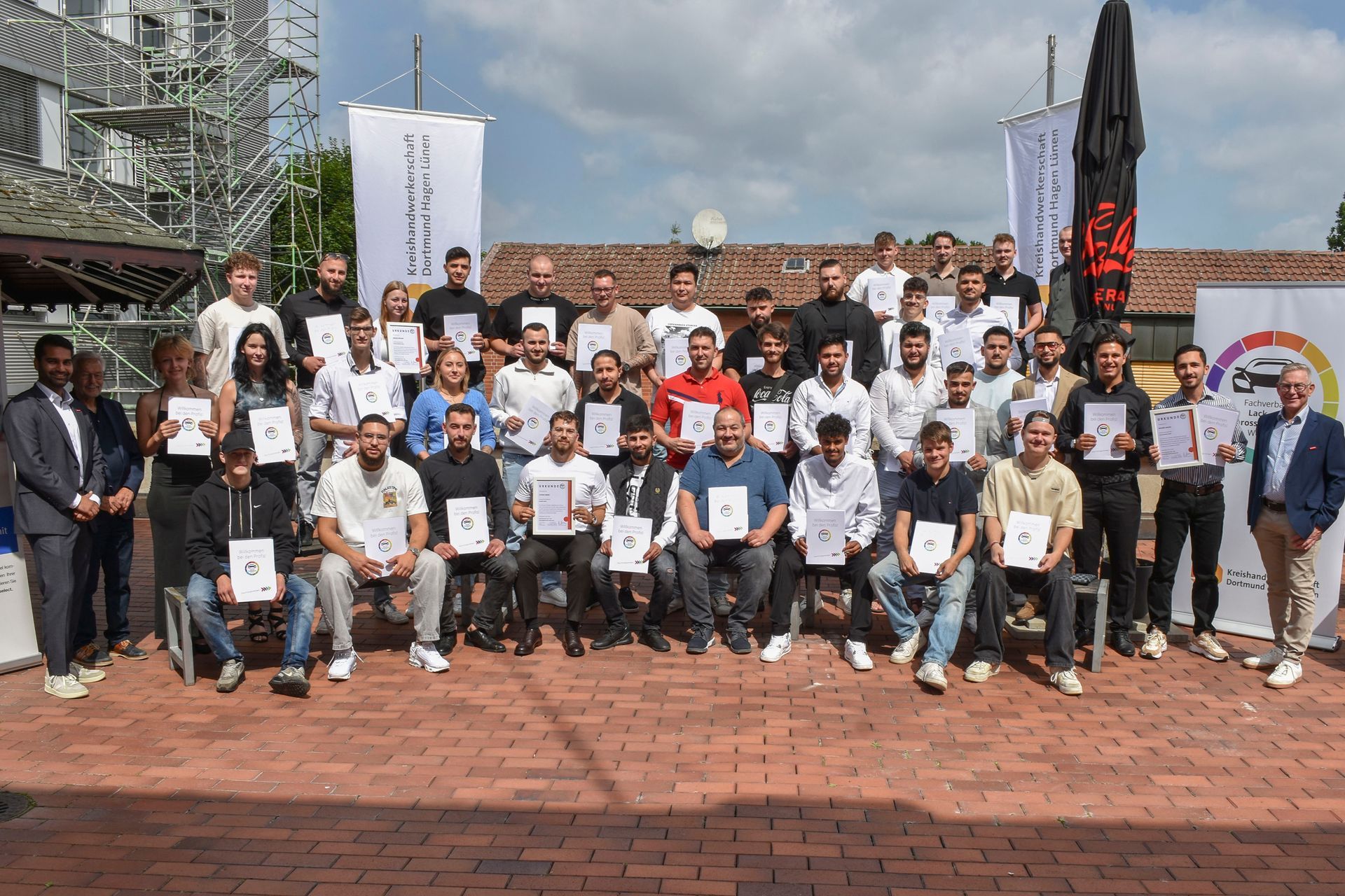 Gruppenfoto der Beschäftigten der Lack- und Karosserietechnik Grünewald Maximilian Achenbach GmbH 
