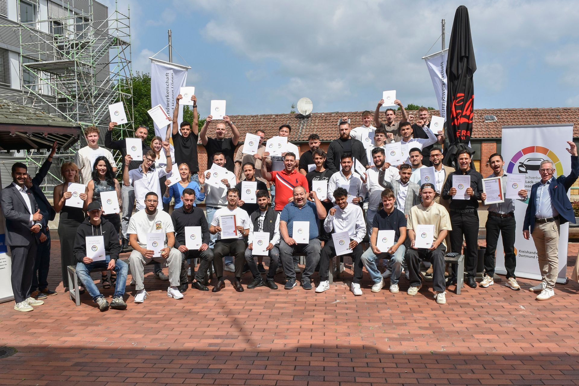 Gruppenfoto der Beschäftigten der Lack- und Karosserietechnik Grünewald Maximilian Achenbach GmbH 