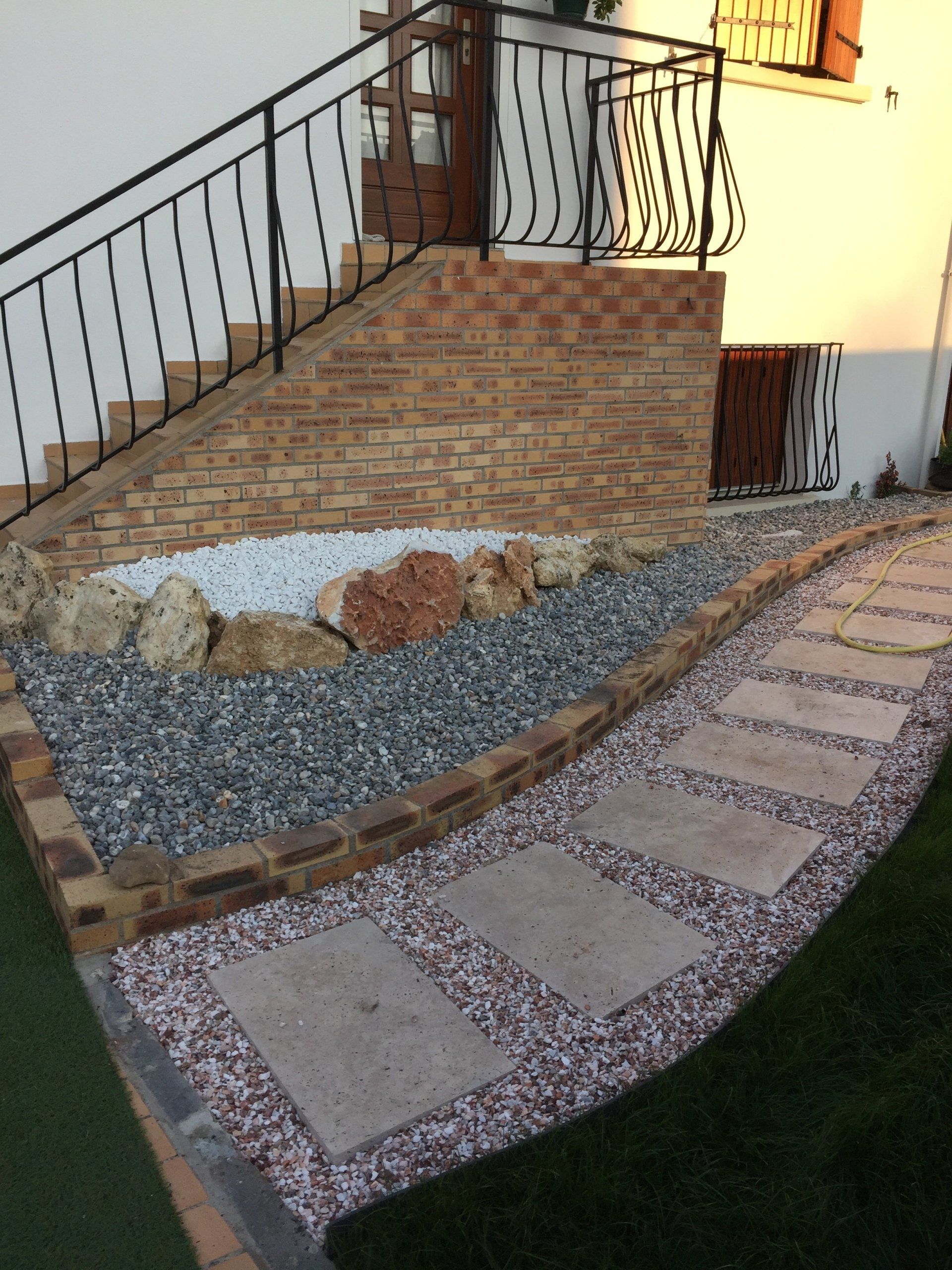 Allée de jardin en pierre