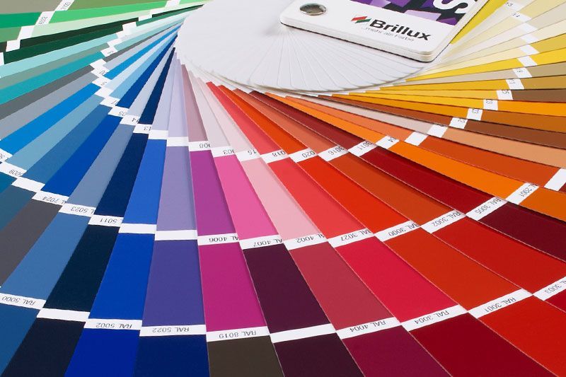 Maler färbt ein Wand in Weiß