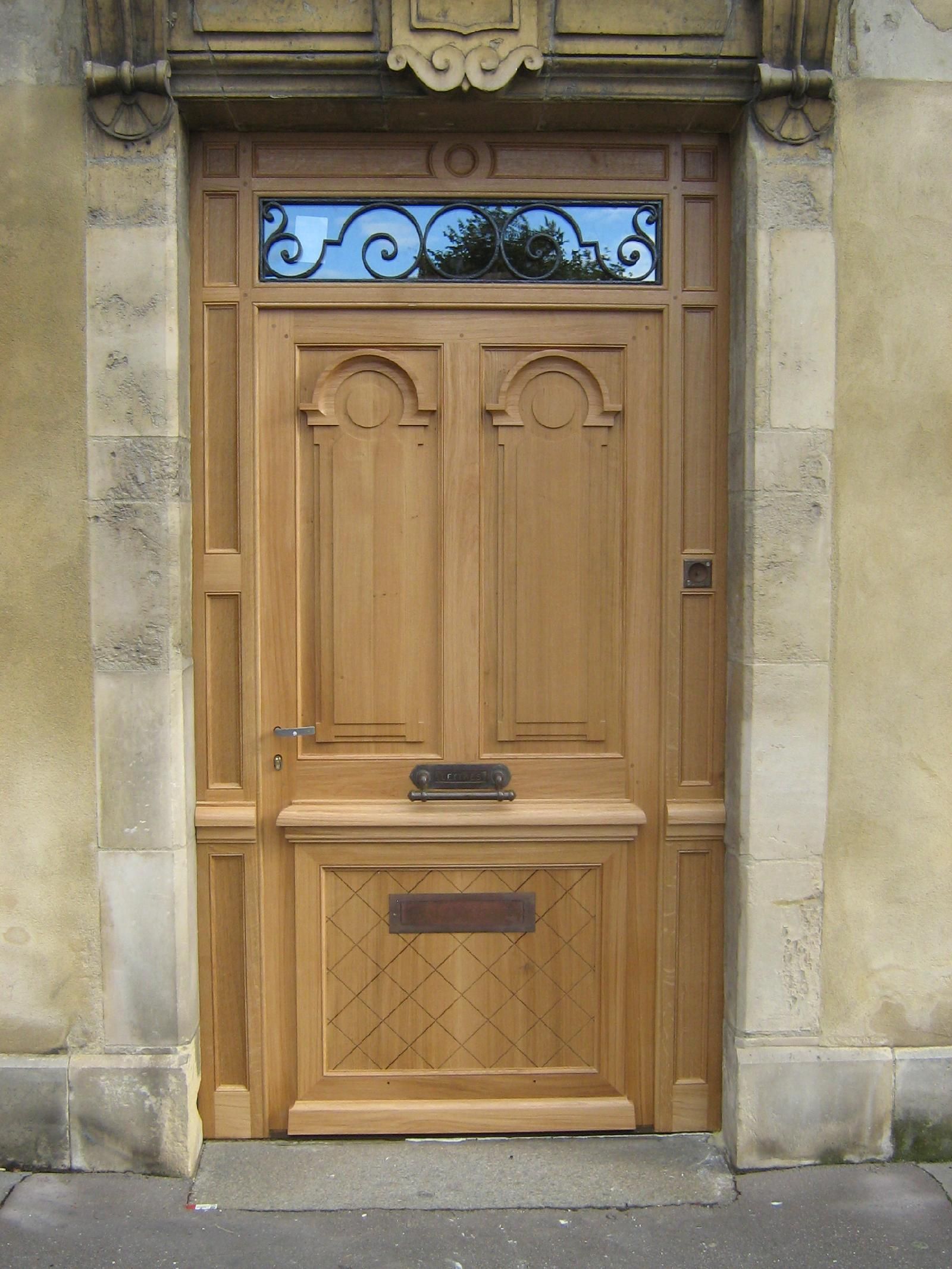 Porte d'entrée en bois