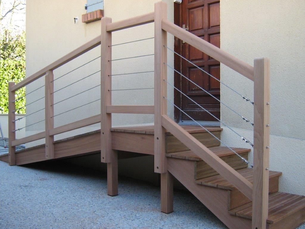 Escaliers extérieurs en bois avec un garde corps