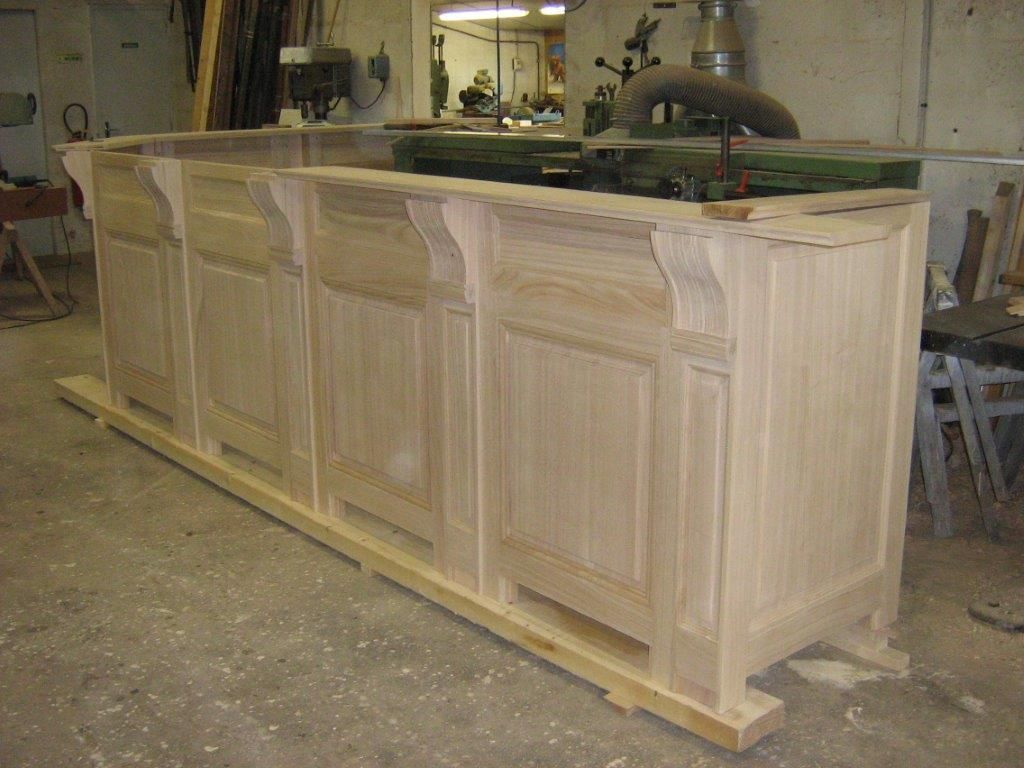 Création en bois dans l'atelier de menuiserie