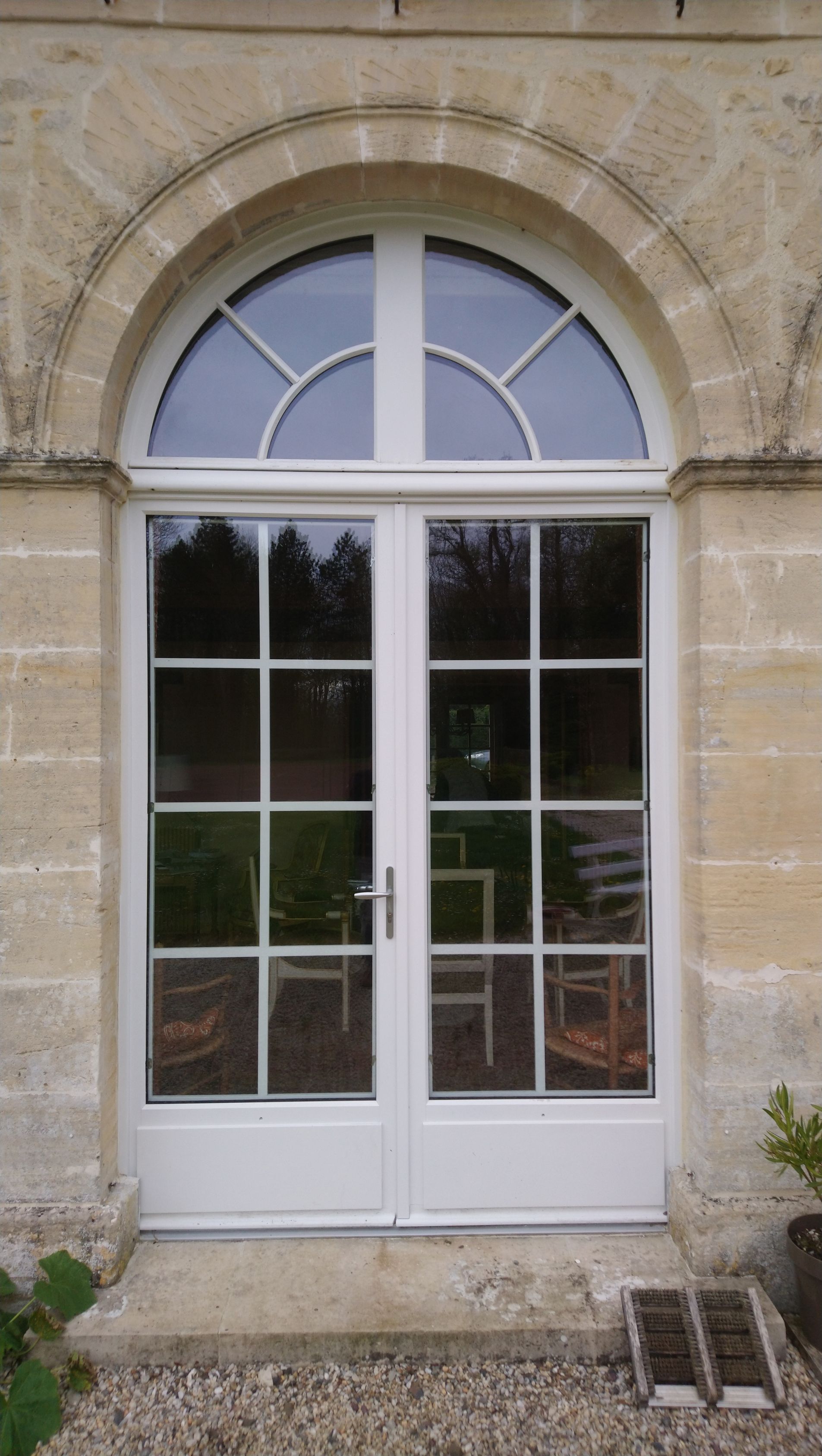 Porte-fenêtre avec arcade