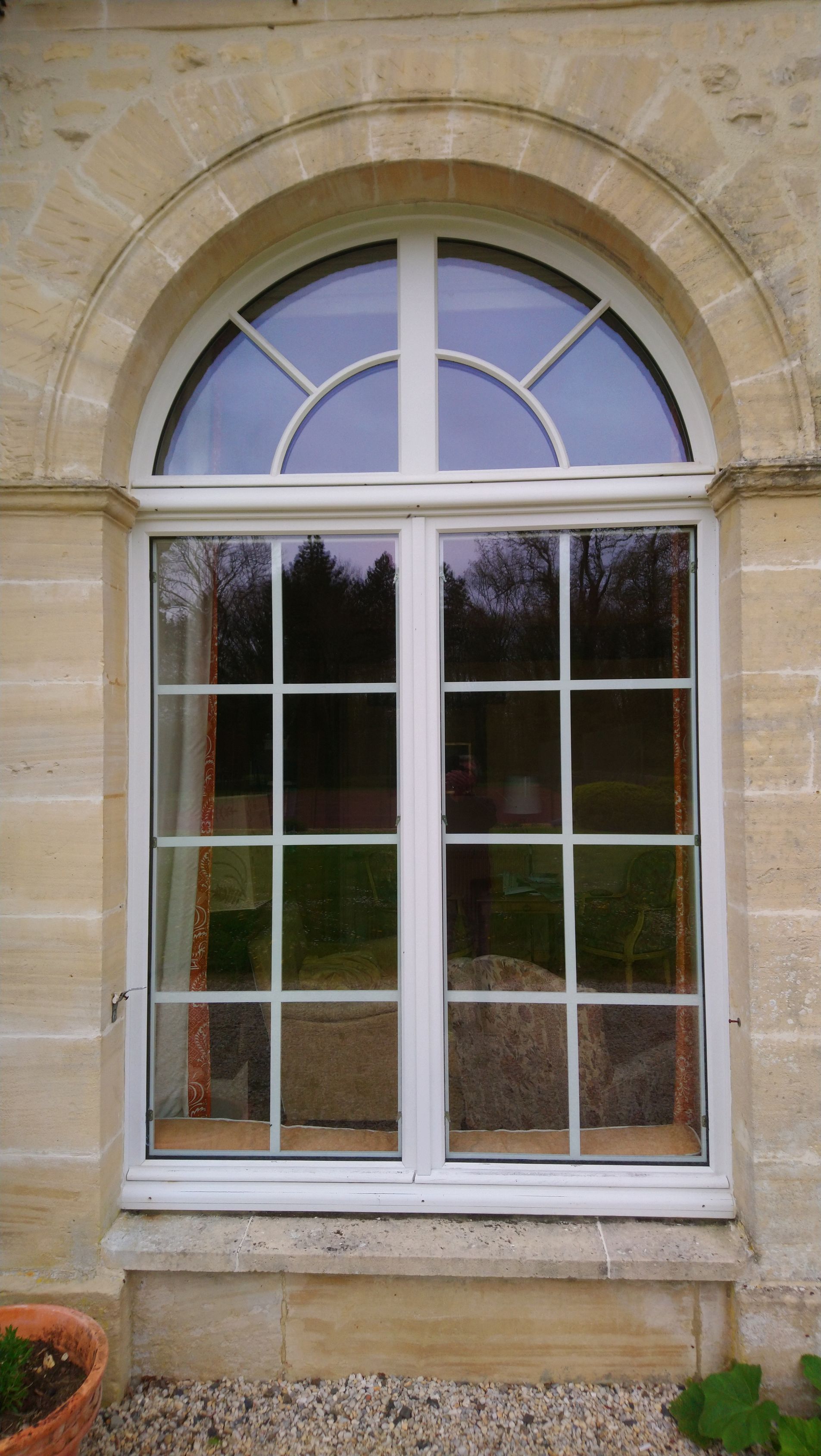 Porte-fenêtre avec contours blancs