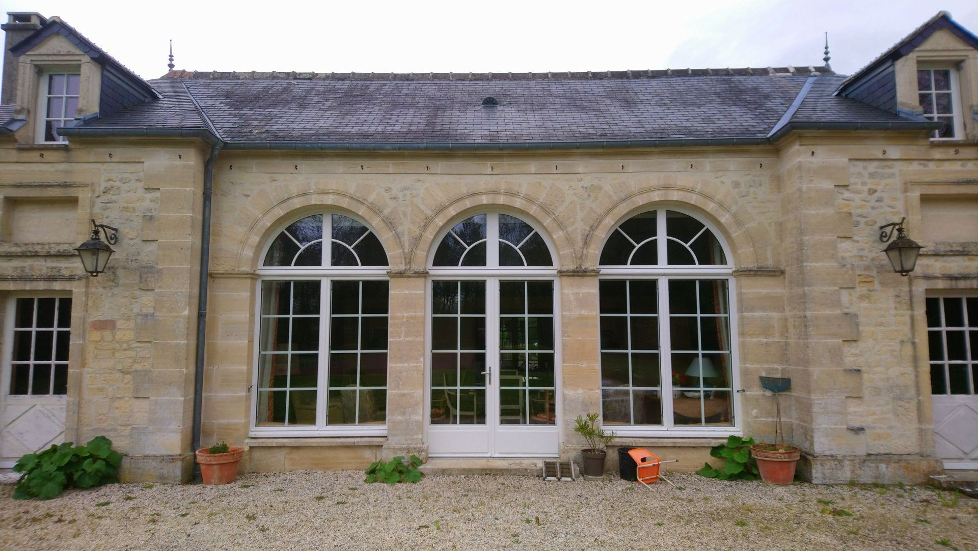 Façades avec grandes fenêtres et porte-fenêtre