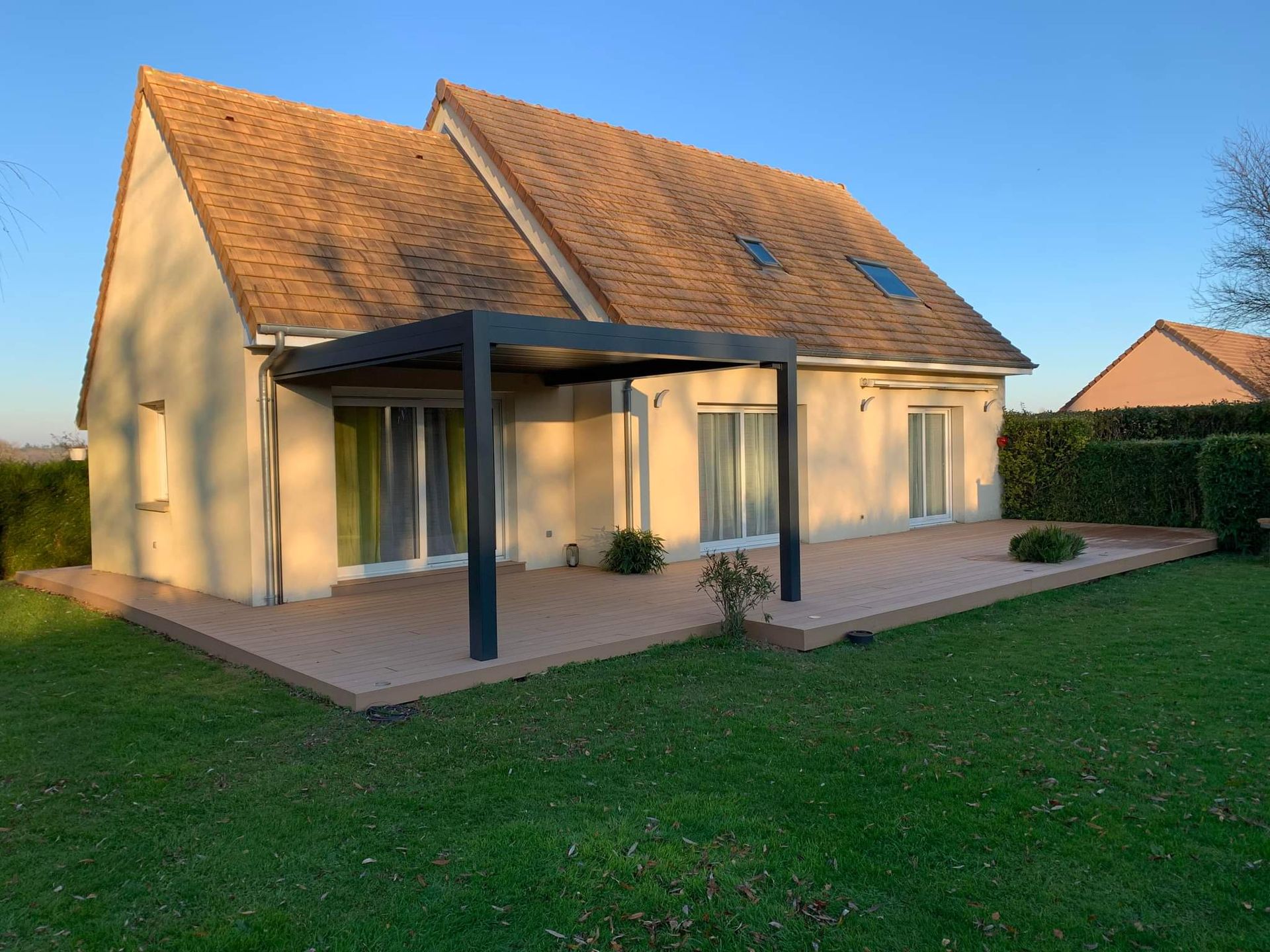 Maison avec une pergola sur la terrasse