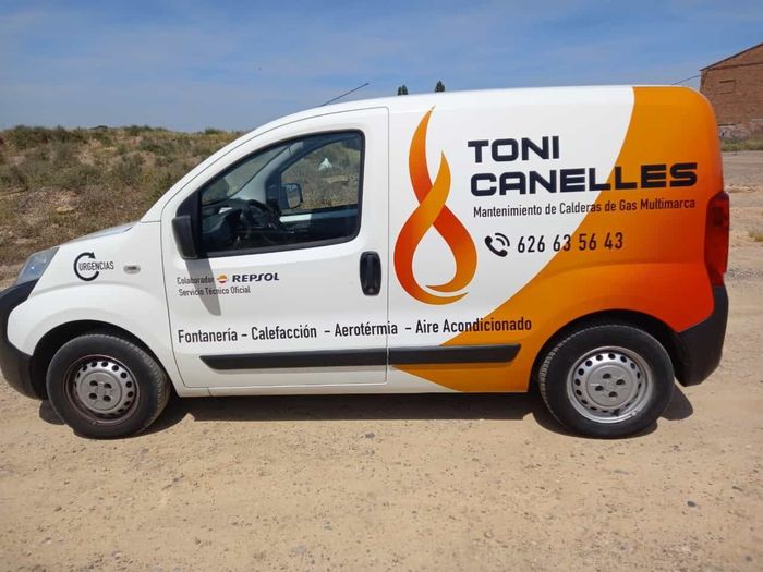 Una furgoneta de Toni Canelles está aparcada en el suelo.