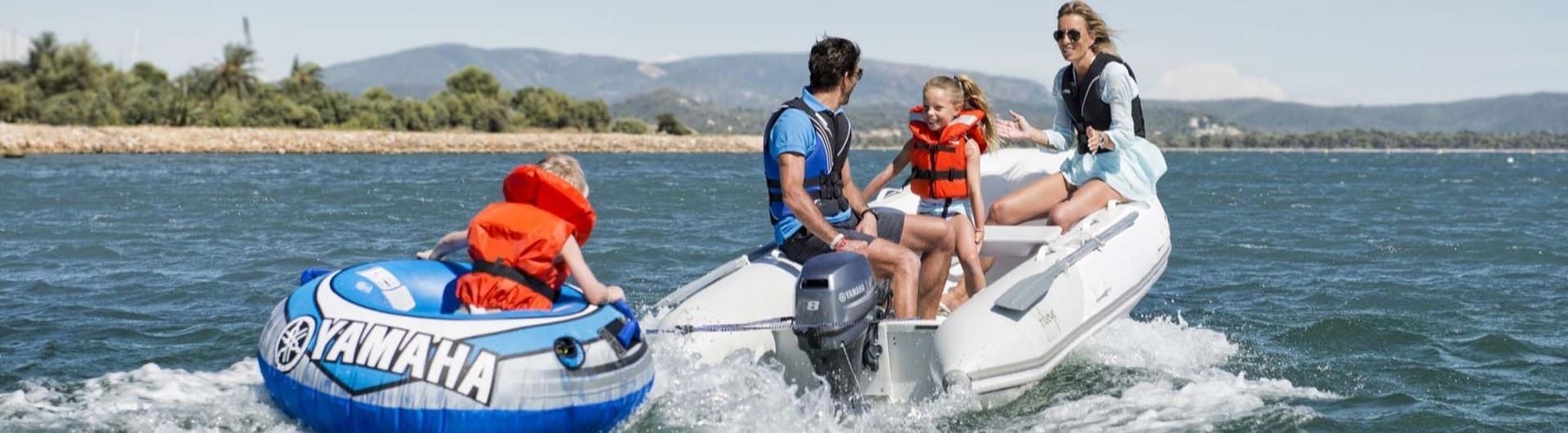 Un grupo de personas está viajando en un bote en un lago.