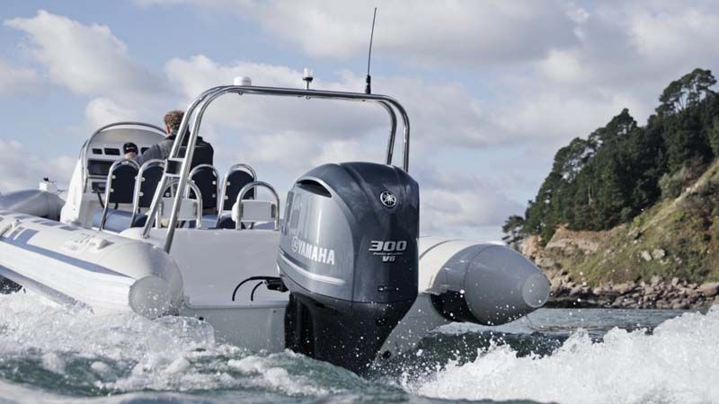 Un barco con un motor Yamaha está flotando sobre un cuerpo de agua.