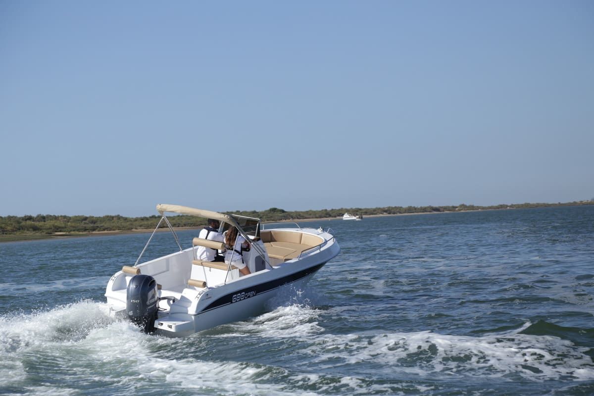 Un barco está flotando sobre un cuerpo de agua.